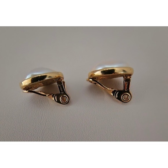 Vintage Monet Gold Tone Round Faux Pearl Clip On Earrings Statement Glam - Picture 5 of 6